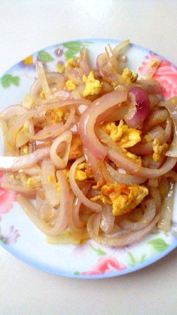 洋葱炒鸡蛋,<a style='color:red;display:inline-block;' href='/shicai/ 9'>鸡蛋</a>打散，炒成<a style='color:red;display:inline-block;' href='/shicai/ 9'>鸡蛋</a>块盛出，另加油烧热，炒洋葱，撒盐调味，炒软以后，放炒好的<a style='color:red;display:inline-block;' href='/shicai/ 9'>鸡蛋</a>，翻炒半分钟，即可盛盘。