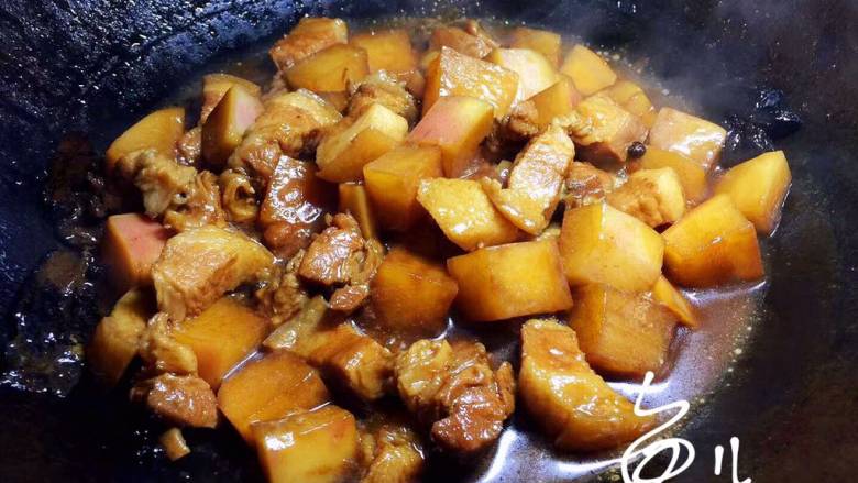 白萝卜炖猪肉,肉块和萝卜块软烂,收浓汤汁