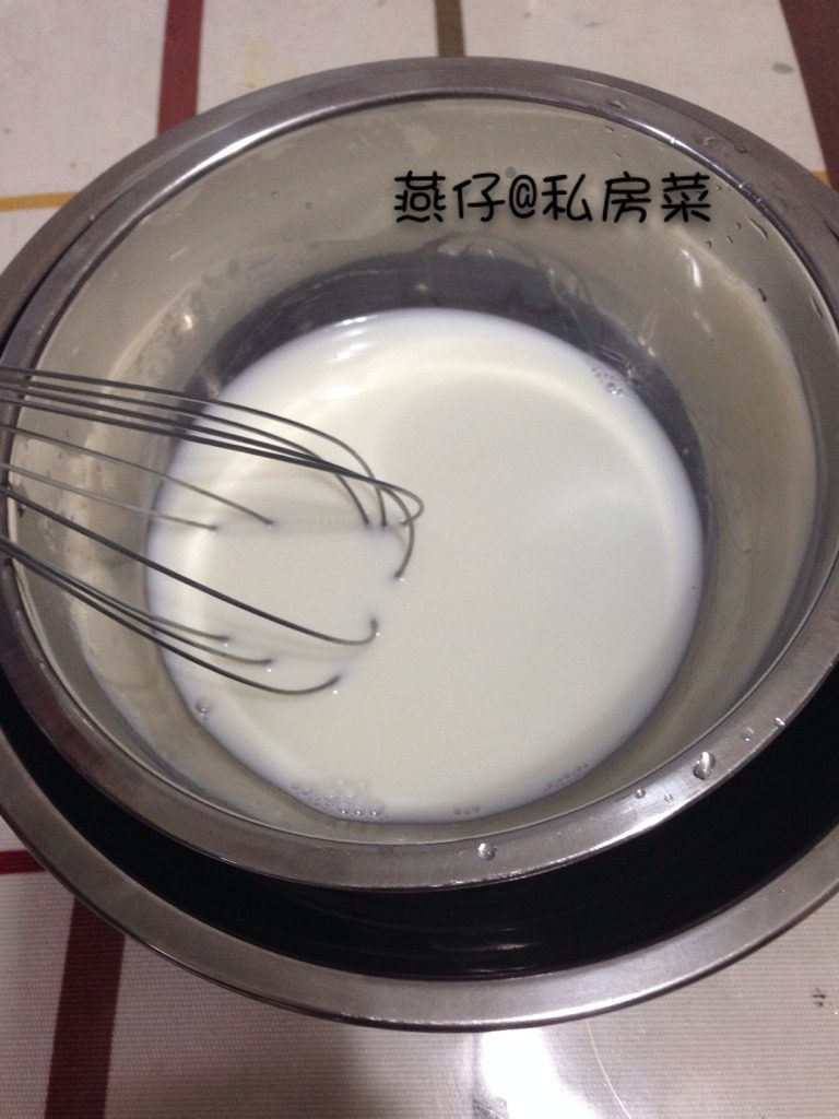 葡式蛋挞,如图倒入牛奶,加入细白糖隔热水融化。