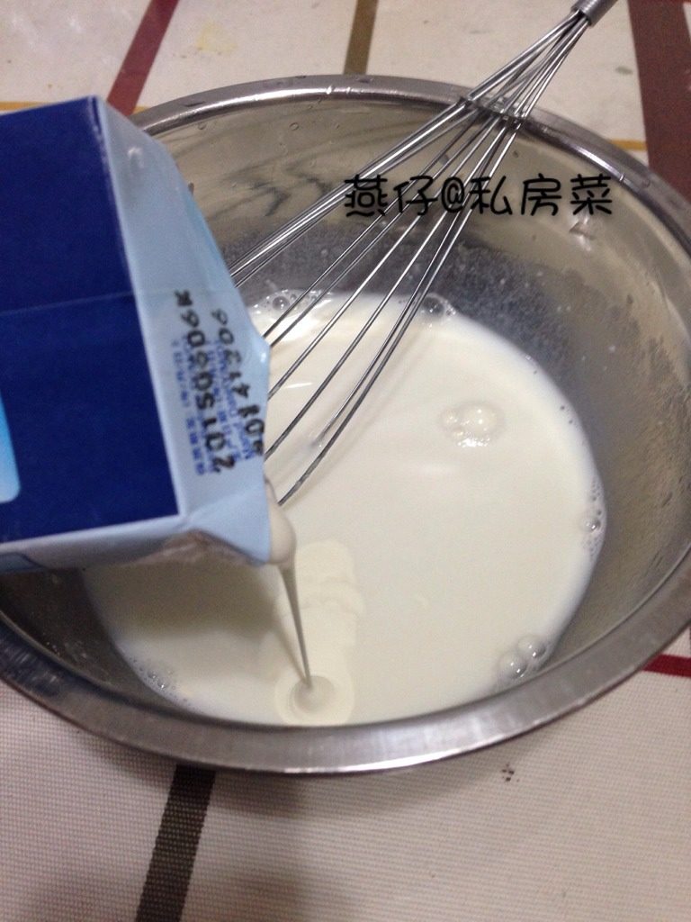 葡式蛋挞,如图再倒入<a style='color:red;display:inline-block;' href='/shicai/ 8197'>淡奶油</a>,搅拌均匀。