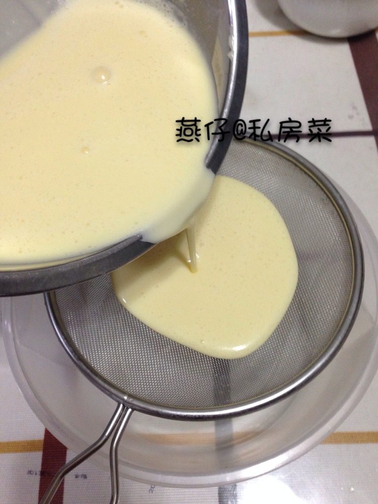 葡式蛋挞,如图蛋挞水过筛,倒入蛋挞皮中,八分满。