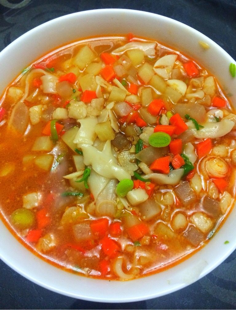 私家臊子面,面熟放青蒜丁丁和大蒜沫后立即关火出锅!
