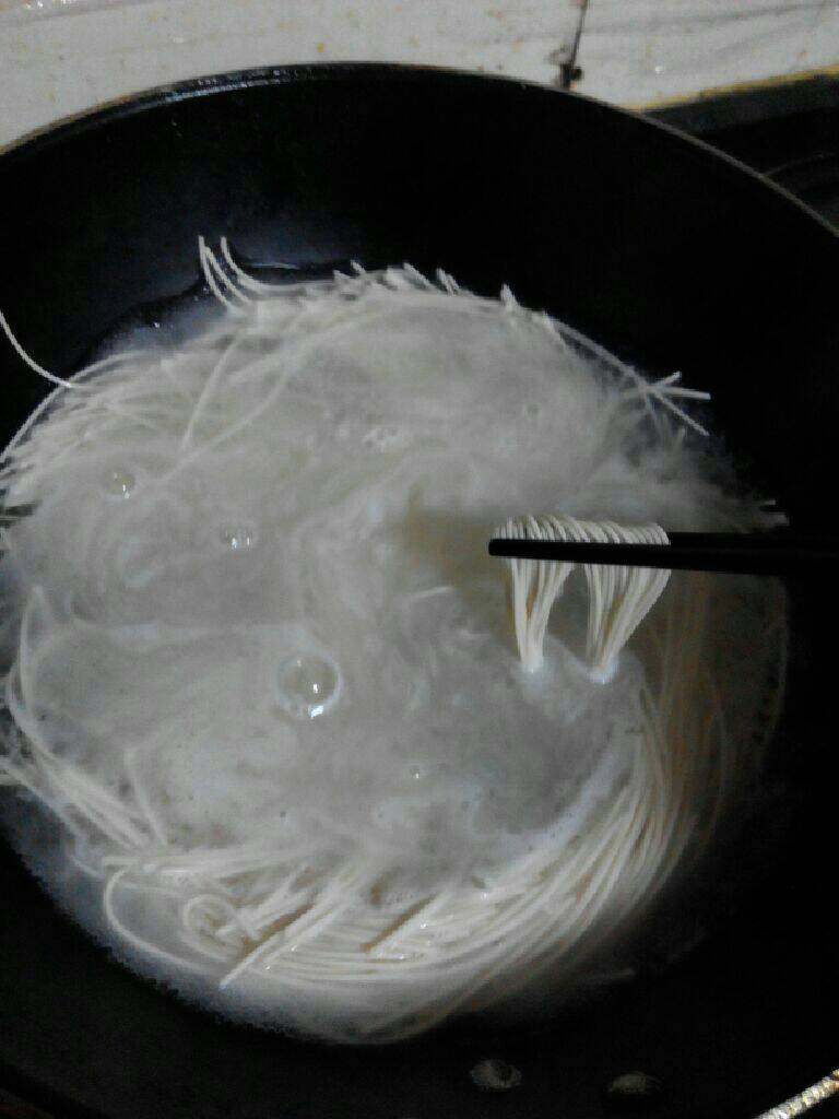 牛肉青菜汤面,所以食材洗干净后备用，锅里放入适量的清水烧开，放入面条