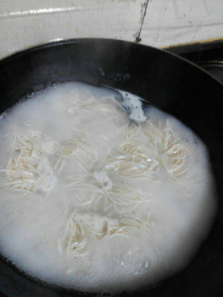 牛肉青菜汤面,让面条尽情地在锅里翻滚吧，