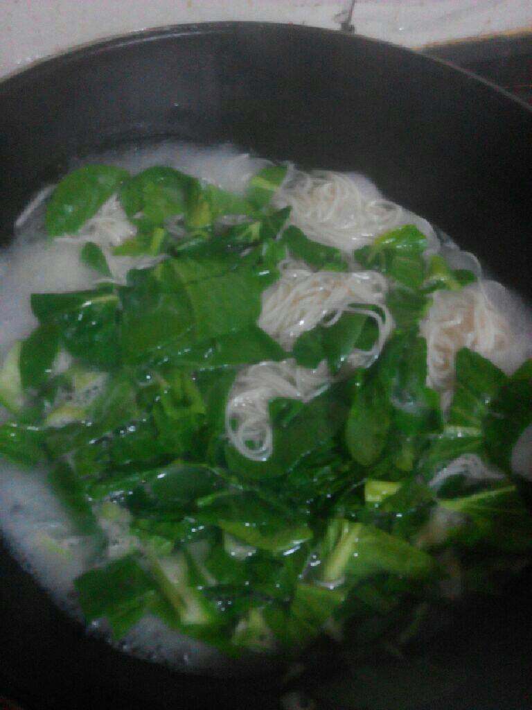 牛肉青菜汤面,面条煮的差不多的时候放入<a style='color:red;display:inline-block;' href='/shicai/ 3517'>青菜</a>跟香肠煮熟即可