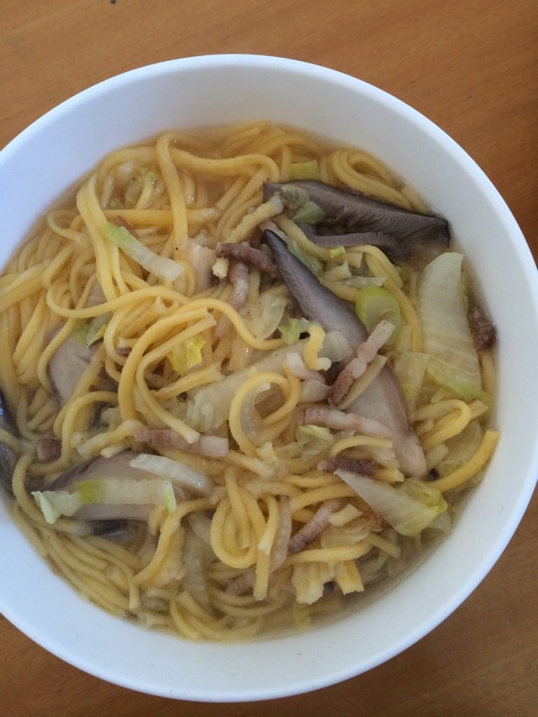 玉米饸饹汤面,热锅烧油，葱花爆锅，炒肉丝，白菜，变色后添汤，烧开。下面条，加调味料，开锅后，即食