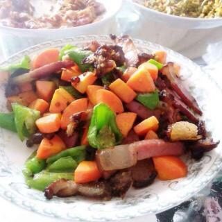 红萝卜丁炒腊肉