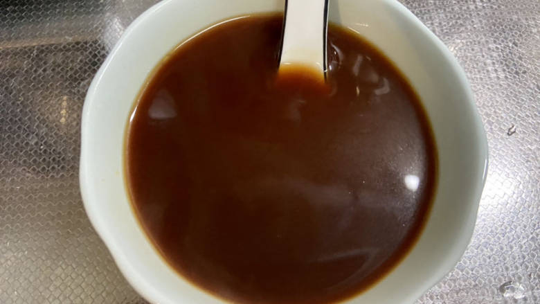 糖醋茭白➕五花肉糖醋茭白,加入一小碗温开水,搅拌均匀,尝下咸淡,如果觉得淡,可以补充少许食盐