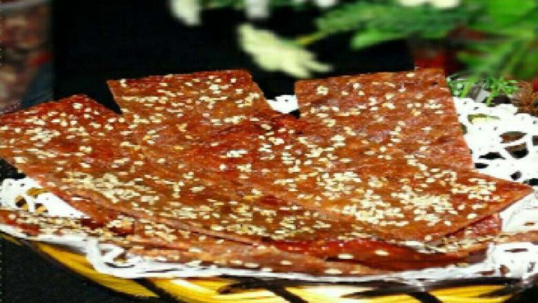 猪肉脯,1
准备猪后腿肉1500克。
2
猪肉切成小丁,然后剁成肉馅,要剁的细一些。
3
加入COOK100 黑椒腌料、适量的白糖,如果感觉肉馅较干,可加入适量的水。
4
把调料拌匀,腌够24小时。
5
适量添加味极鲜调味。
6
加入适量香麻油。
7
锡纸上涂抹适量的花生油。
8
撒上一些白芝麻。
9
拌好的肉馅铺到锡纸上。
10
盖上保鲜膜,用擀面杖向四周慢慢擀平。
11
把肉馅尽量赶擀的薄一些。
12
擀好后,揭去保鲜膜,然后撒上白芝麻。
13
烤箱:烘烤档位160℃预热5分钟,一面烘烤15分钟。
14
上面烤好后取出来。
15
把肉饼翻过来,再撒上适量的白芝麻。
16
另一面在烘烤15分钟。
17
烤好的猪肉脯凉了,用厨房多用剪刀剪成小块。
18
所有的肉脯都烤好。