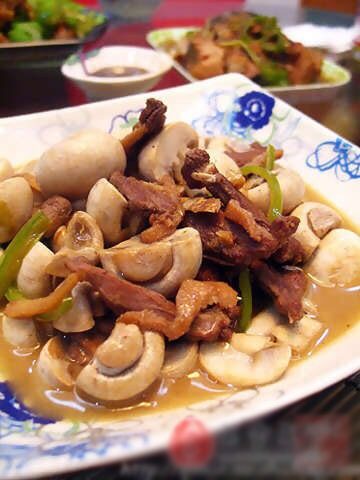 鸭肉炒口蘑