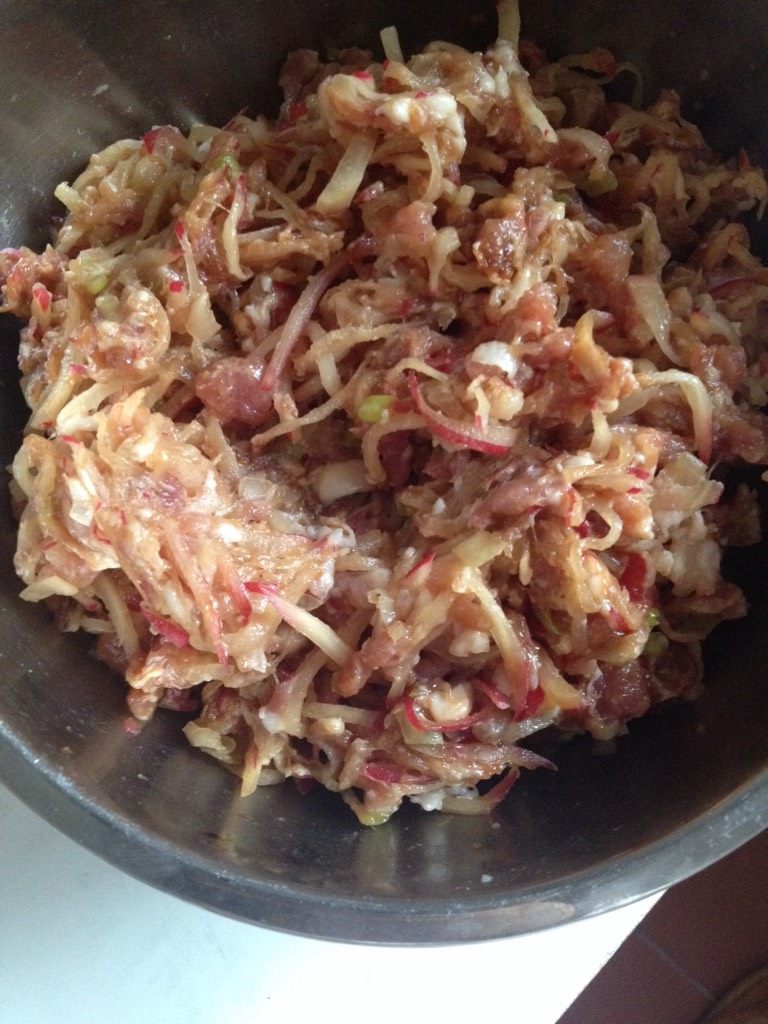 萝卜丝猪肉馅包子,白<a style='color:red;display:inline-block;' href='/shicai/ 24'>萝卜</a>洗净，切细丝，切好后加入盐，去掉多余水分。加入猪<a style='color:red;display:inline-block;' href='/shicai/ 5353'>肉馅</a>，加入葱姜末料酒。盐。