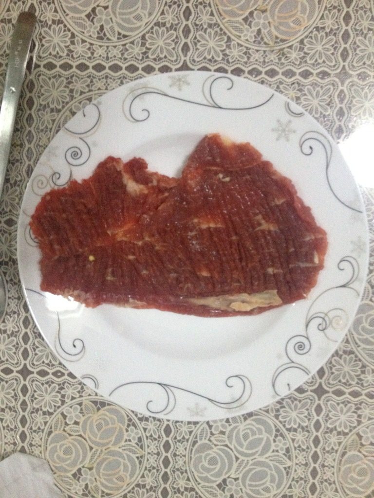 最简单的牛排,准备牛肉,卖牛肉的地方都有小里脊,回来切大片,我切的形状不好