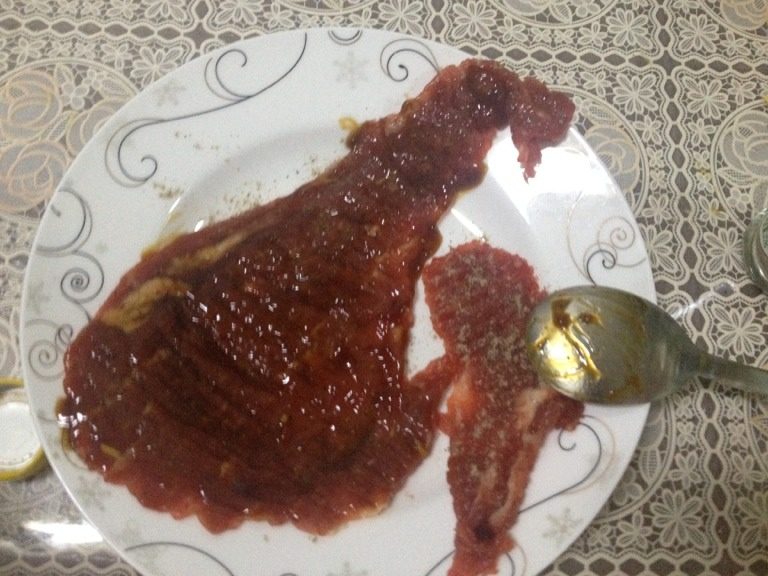 最简单的牛排,肉均匀撒上黑胡椒,然后抹上耗油,正反都要抹,喜欢味道重一点的可以重复一遍