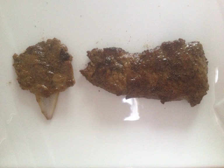 最简单的牛排,昨天做的,超级好吃,比我用其它方法好吃多了,补充一下,我用的是橄榄油煎的,不粘锅烧热加入适量油不用太多,肉下锅不用着急翻,1分钟翻一次,翻个4,5次就差不多出锅了。