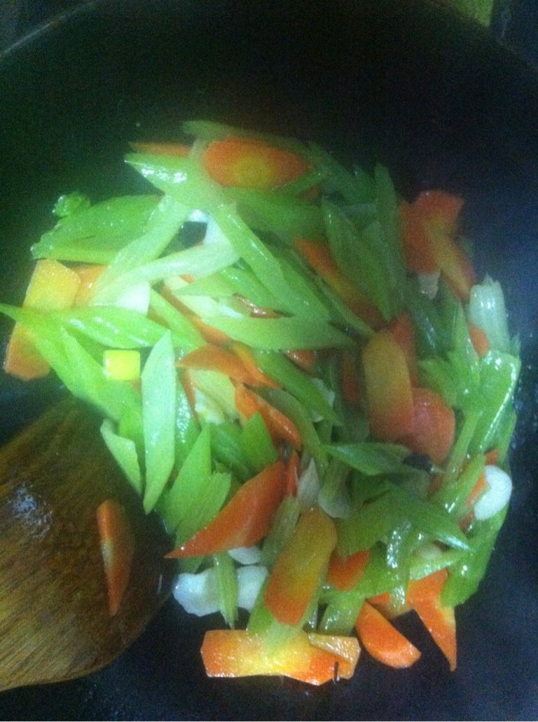 芹菜百合虾仁,<a style='color:red;display:inline-block;' href='/shicai/ 125'>芹菜</a>切块，<a style='color:red;display:inline-block;' href='/shicai/ 25'>胡萝卜</a>切片待用，我用的是干<a style='color:red;display:inline-block;' href='/shicai/ 36'>百合</a>用水提前泡好了，<a style='color:red;display:inline-block;' href='/shicai/ 287'>虾仁</a>用淀粉<a style='color:red;display:inline-block;' href='/shicai/ 17'>蛋清</a><a style='color:red;display:inline-block;' href='/shicai/ 692'>酱油</a>淹至10分钟待用