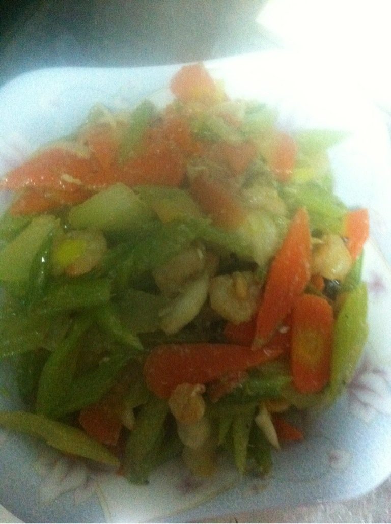 芹菜百合虾仁,芹菜胡萝卜用水烫下，过凉待用，炒锅放油，油8成熟后放入芹菜，快速搅拌均匀放入胡萝卜，在搅拌均匀，放入适量盐，少许酱油搅拌均匀，放入百合虾仁快速搅拌均匀出锅，出锅前放少许香油既可