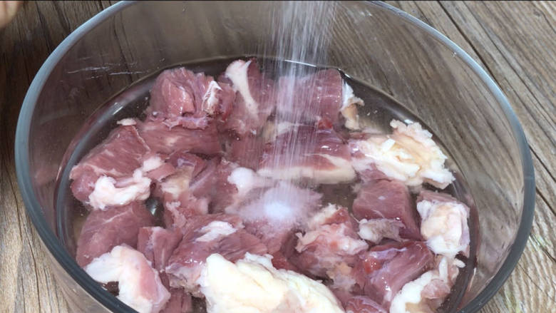牛肉炖芋头,<a style='color:red;display:inline-block;' href='/shicai/ 216'>牛肉</a>切小块,加适量清水和盐,拌匀浸泡半小时