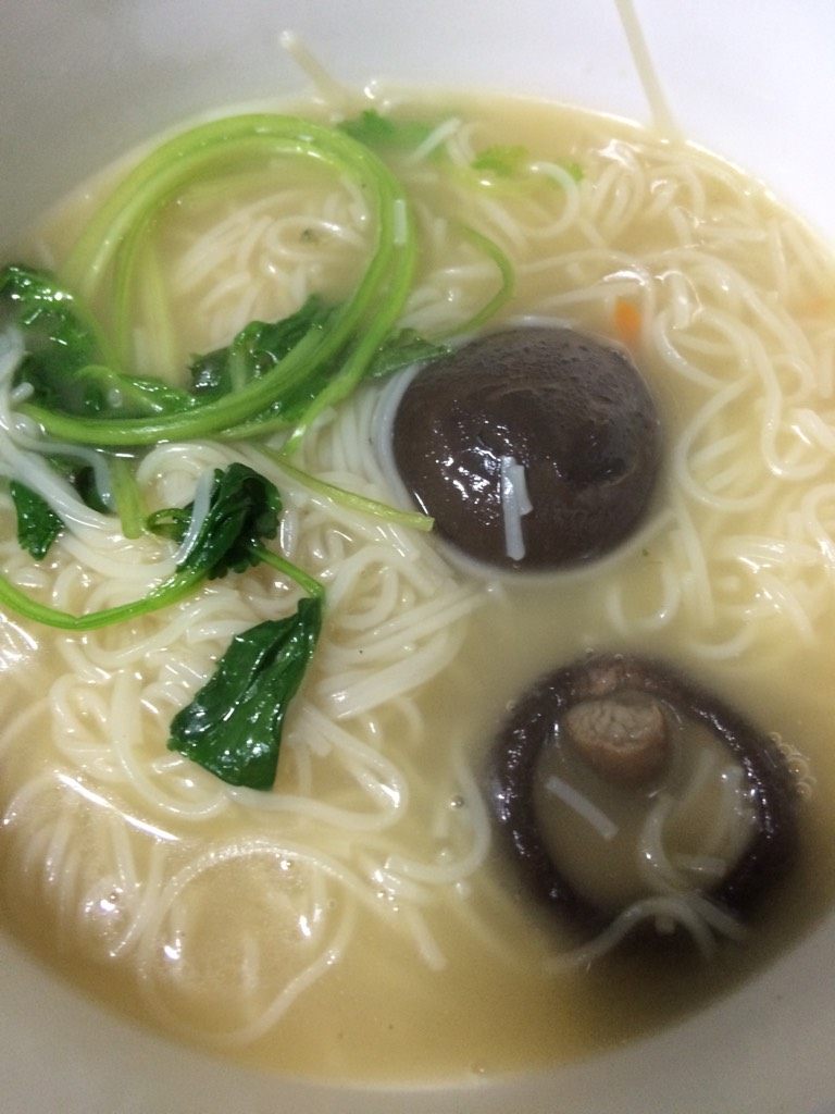 自制鲜鲍蔬汤,此汤可以倒出给宝宝下面条吃