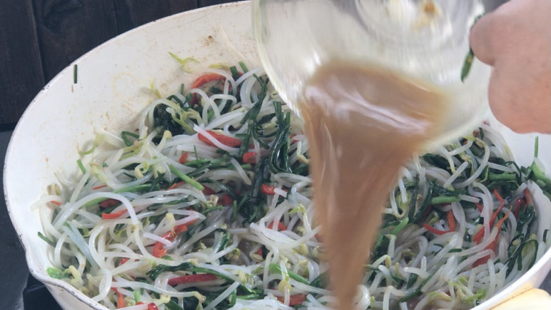韭菜豆芽炒粉丝,倒入料汁,翻炒均匀至入味