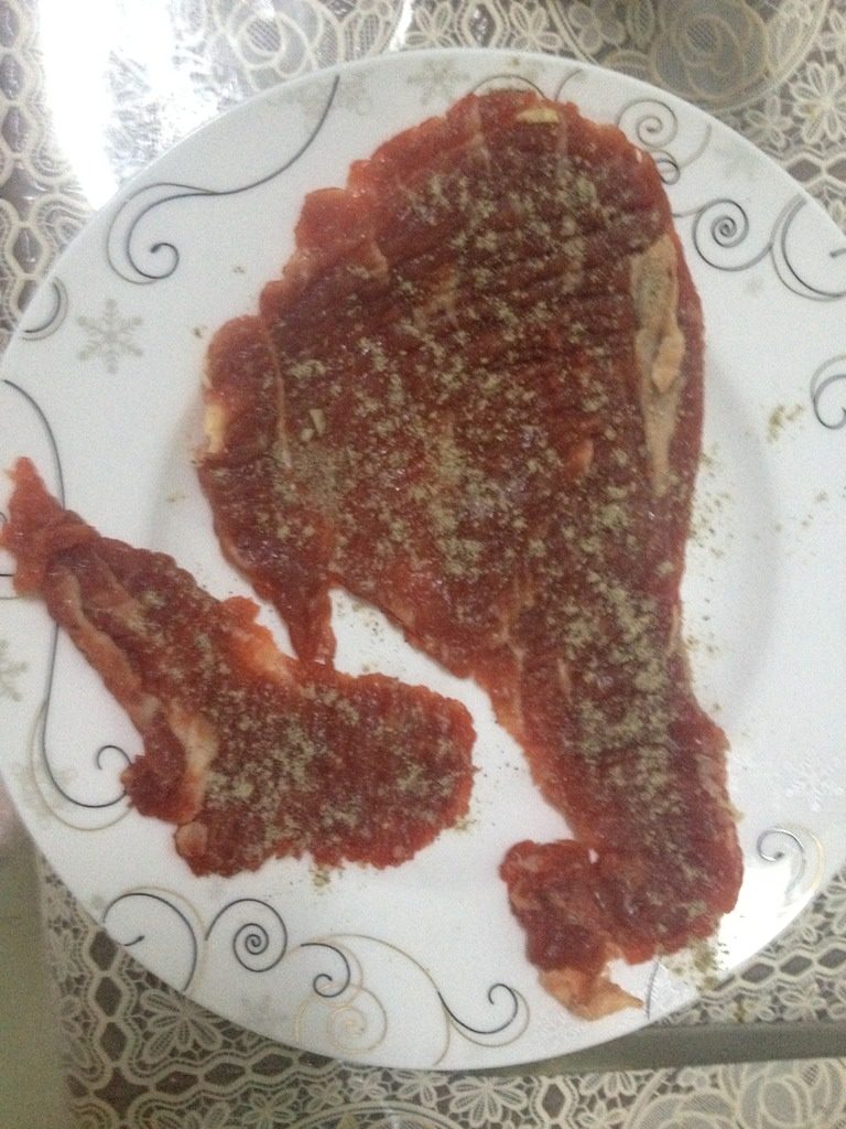超简单好吃的黑胡椒牛排,给肉均匀撒上黑胡椒
