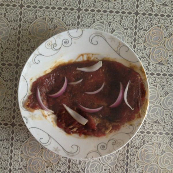 超简单好吃的黑胡椒牛排,洒上<a style='color:red;display:inline-block;' href='/shicai/ 29'>洋葱</a>,盖上保鲜膜,放入冰箱