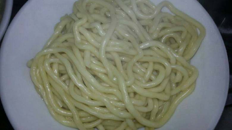 香菇瘦肉菜汤面,盛入碟中备用