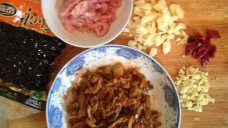 榨菜肉丝,准备材料，该切的切好备用