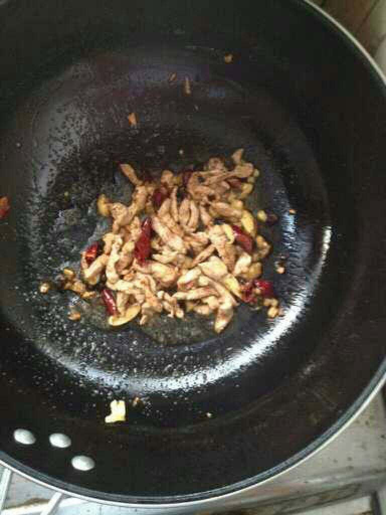 榨菜肉丝,倒入<a style='color:red;display:inline-block;' href='/shicai/ 4613'>肉丝</a>翻炒变色，加入盐和鸡精