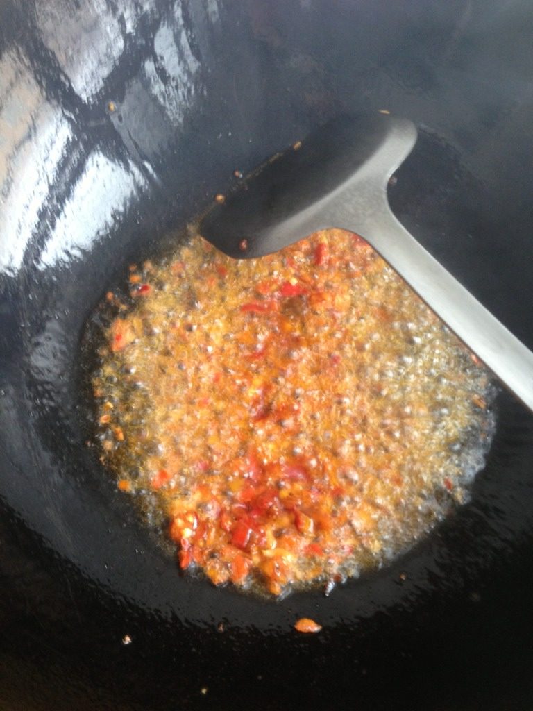酸辣白菜,<a style='color:red;display:inline-block;' href='/shicai/ 114'>白菜</a>梗 叶子 分开切备用 油锅热后放<a style='color:red;display:inline-block;' href='/shicai/ 5035'>辣酱</a>炒香