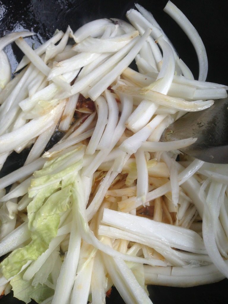 酸辣白菜,放<a style='color:red;display:inline-block;' href='/shicai/ 3250'>葱</a> 和白菜梗 翻炒会 放醋 <a style='color:red;display:inline-block;' href='/shicai/ 692'>酱油</a> 盐