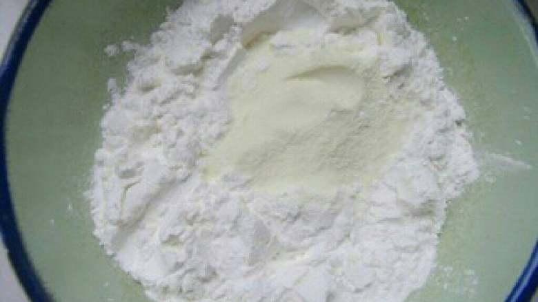 旺仔小馒头,所有粉类混合,搅拌均匀。