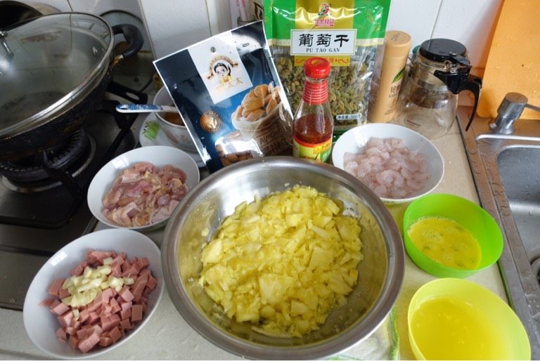 菠萝炒饭,准备食材 虾用蛋清和少量黑胡椒腌好 <a style='color:red;display:inline-block;' href='/shicai/ 9601'>鸡腿肉</a>用点料酒去腥 另外挖好<a style='color:red;display:inline-block;' href='/shicai/ 597'>菠萝</a>作为盛器 挖出的<a style='color:red;display:inline-block;' href='/shicai/ 597'>菠萝</a>用盐水浸着