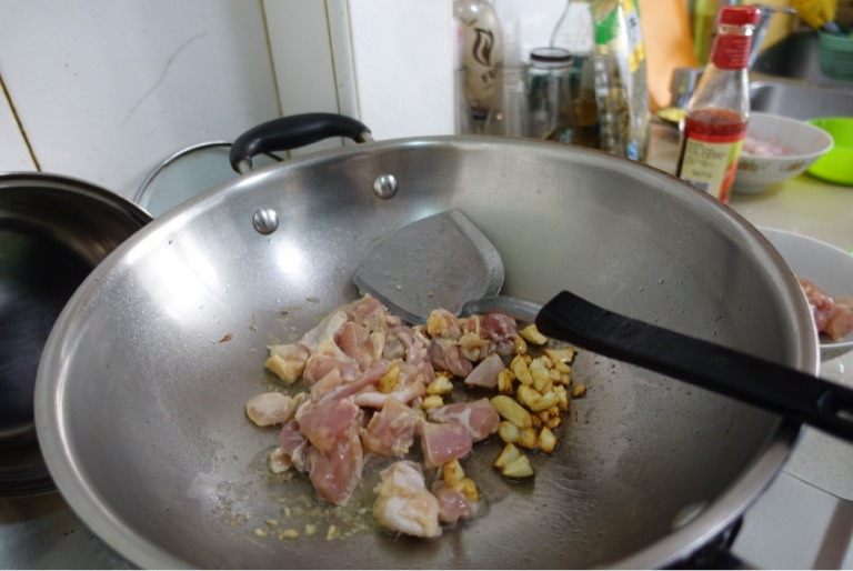菠萝炒饭,大蒜爆香 加入鸡腿肉