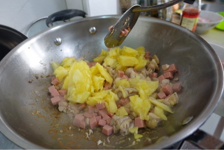 菠萝炒饭,加入方肉炒一会儿之后再加菠萝