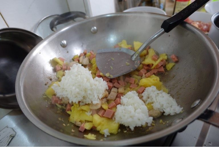 菠萝炒饭,加入饭炒