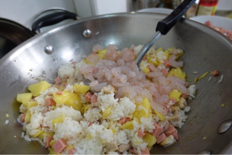 菠萝炒饭,加<a style='color:red;display:inline-block;' href='/shicai/ 287'>虾仁</a>