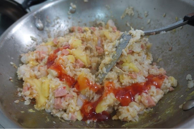 菠萝炒饭,再加入甜辣酱或者咖喱粉 少许盐糖调味