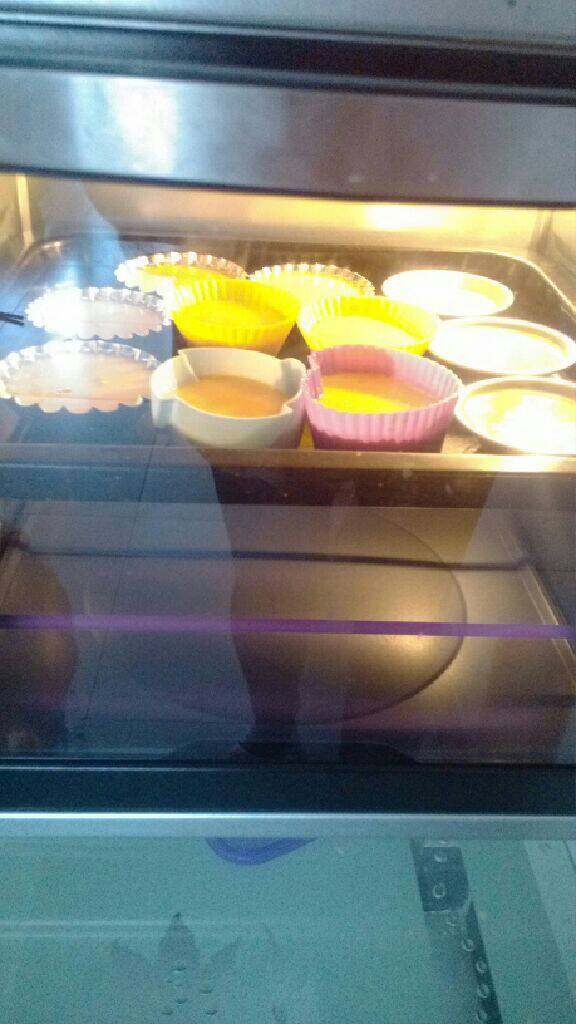 美味南瓜蛋挞（无塔皮版）,烤箱预热好，放入蛋挞，170度中层15分钟以内哦，随时观察