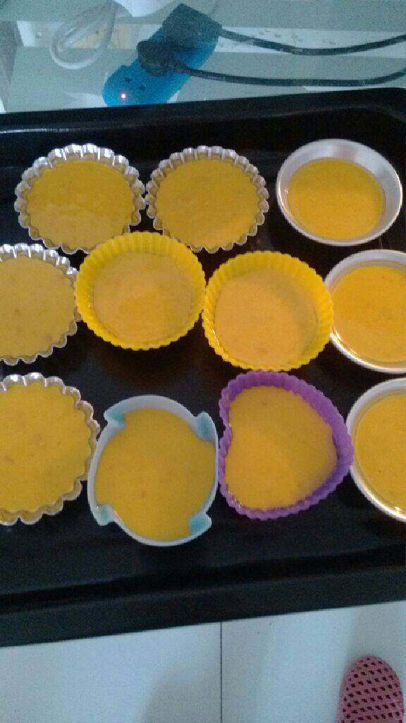 美味南瓜蛋挞（无塔皮版）,蛋挞模内抹油防粘，倒入面糊