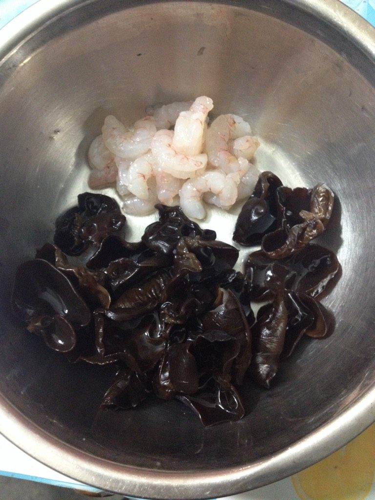 鸡蛋木耳炒虾仁,如图准备食材