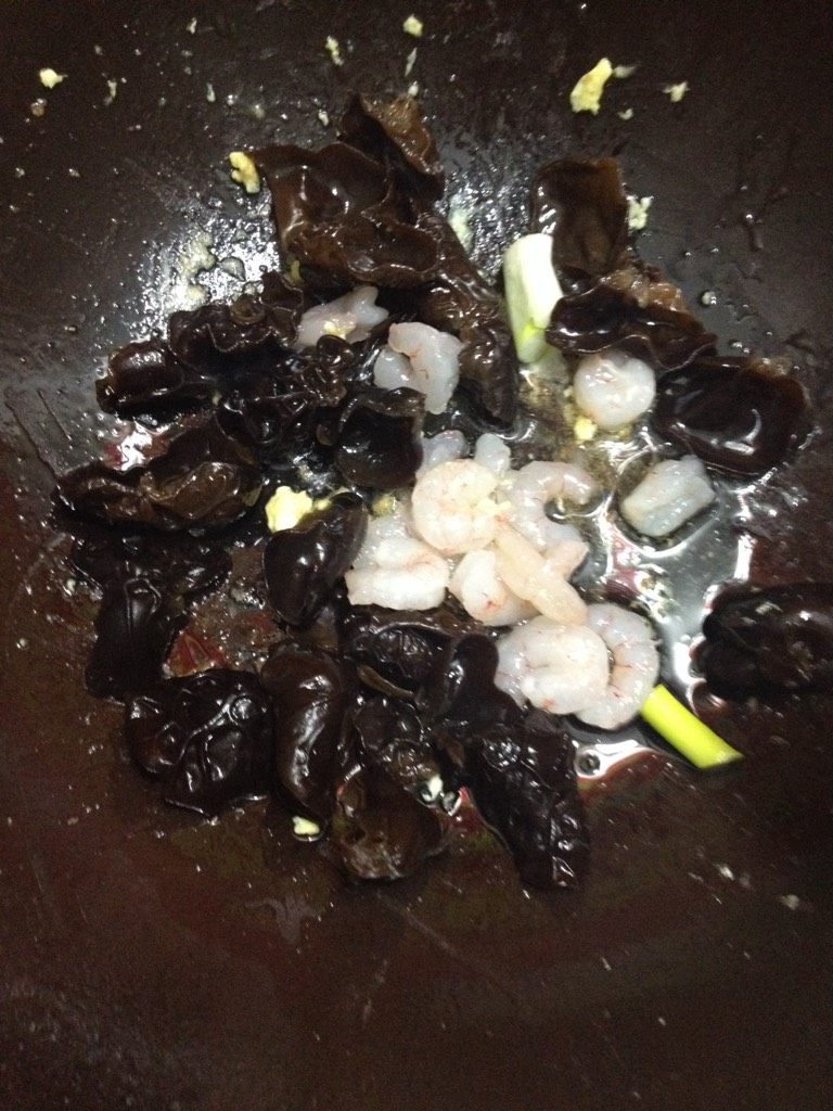 鸡蛋木耳炒虾仁,如图锅里放油，加入<a style='color:red;display:inline-block;' href='/shicai/ 233'>木耳</a>，<a style='color:red;display:inline-block;' href='/shicai/ 287'>虾仁</a>