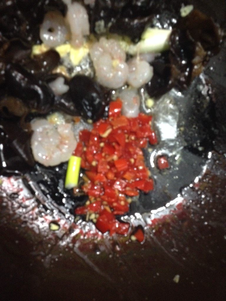 鸡蛋木耳炒虾仁,如图剁椒