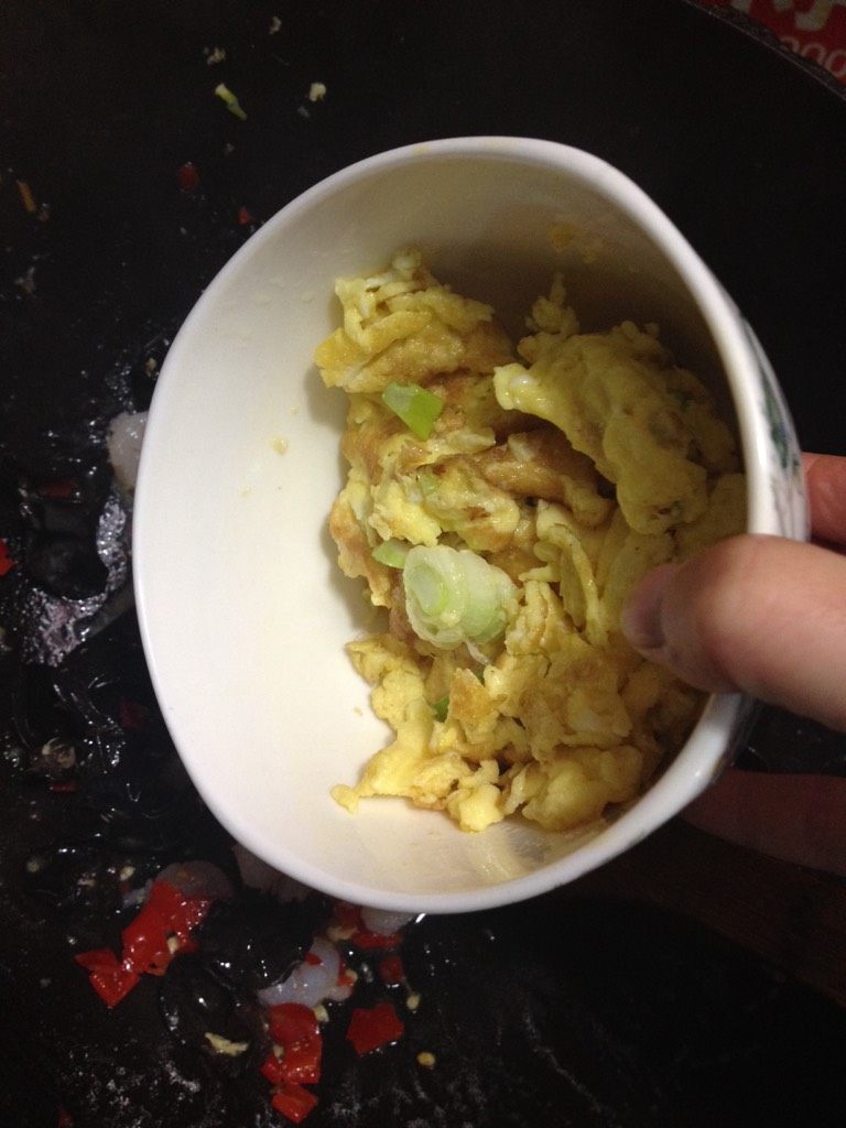 鸡蛋木耳炒虾仁,如图加入鸡蛋，