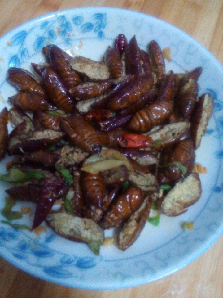 干煸蚕蛹,加入准备好的葱花和蒜末,<a style='color:red;display:inline-block;' href='/shicai/ 717'>味精</a>,翻炒几次出锅即可。