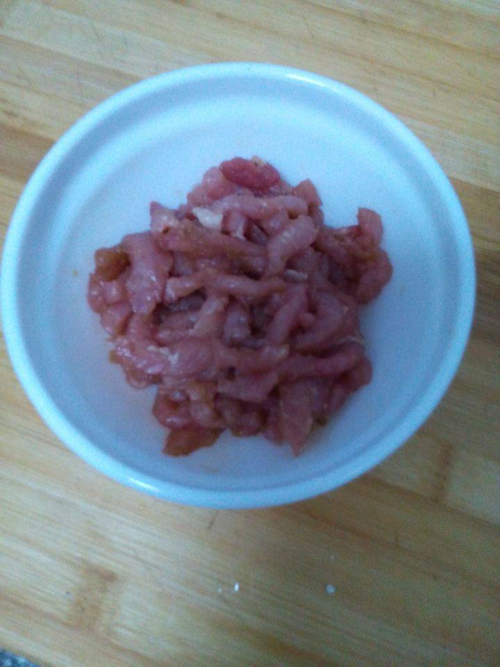 肉丝炒蒜台,酱<a style='color:red;display:inline-block;' href='/shicai/ 6081'>肉</a>切丝， 加入淀粉，<a style='color:red;display:inline-block;' href='/shicai/ 692'>酱油</a>花椒粉姜粉， <a style='color:red;display:inline-block;' href='/shicai/ 718'>料酒</a>腌制10分钟左。