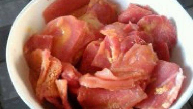 榨菜粉皮肉丝汤,肉丝或肉片加盐，<a style='color:red;display:inline-block;' href='/shicai/ 788'>生抽</a>，淀粉，<a style='color:red;display:inline-block;' href='/shicai/ 9'>鸡蛋</a>腌制！