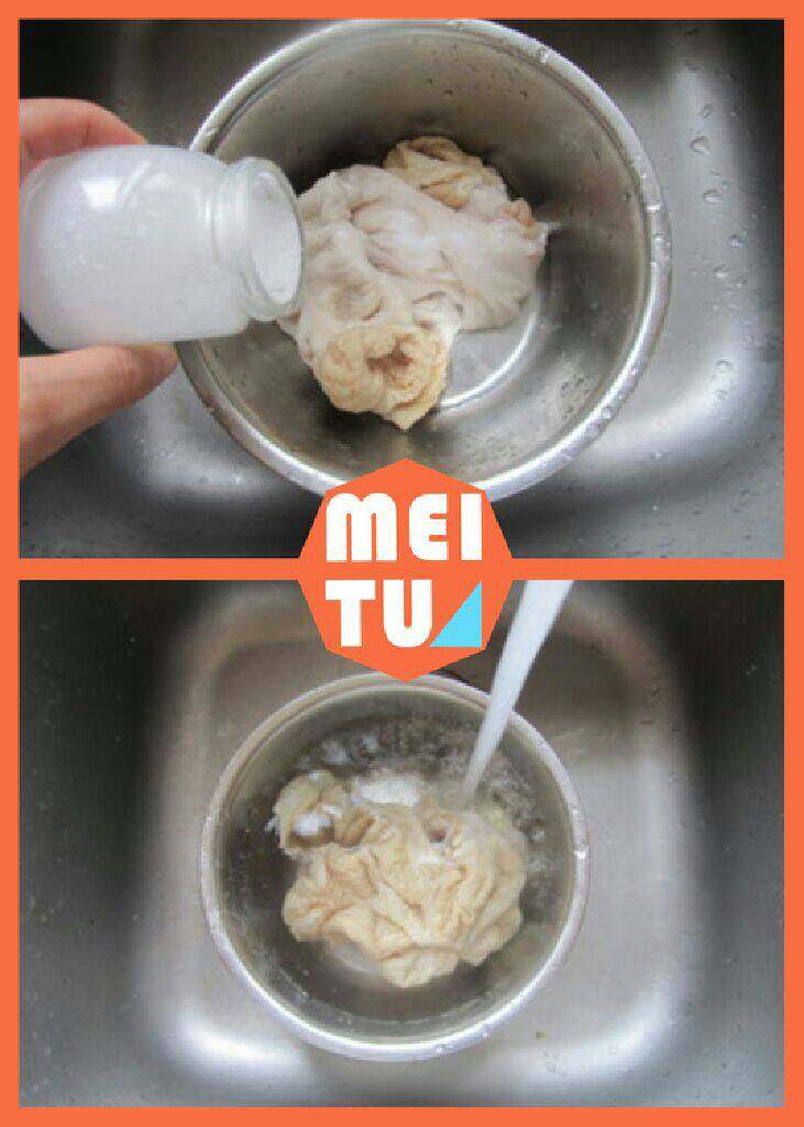 青椒爆肥肠,加入适量的盐, 正反两面都要揉搓;再从清水冲洗干净, 这样重复两次;