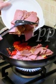 回锅牛肉,下入牛肉翻炒