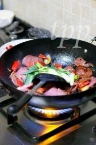 回锅牛肉,最后加入蒜叶,翻炒几下即可出锅了