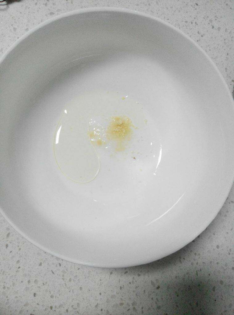杂酱汤面,准备面碗,调入适量盐,鸡精,一点点食用油